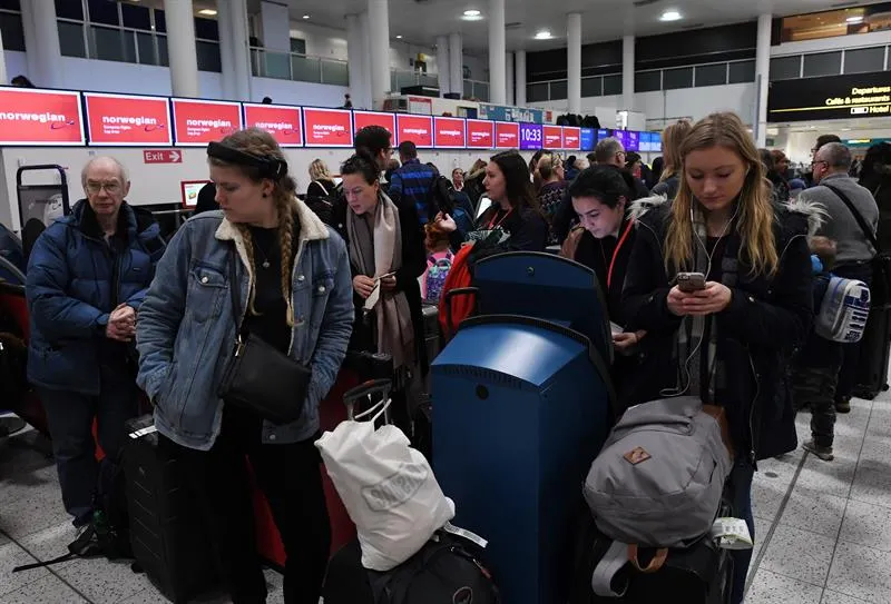 Se renuevan vuelos en aeropuerto de Londres tras cierre por presencia de drones