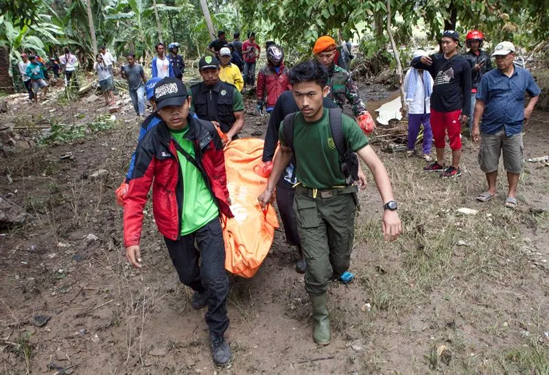 Registran 430 muertos y 1.500 heridos tras tsunami en Indonesia