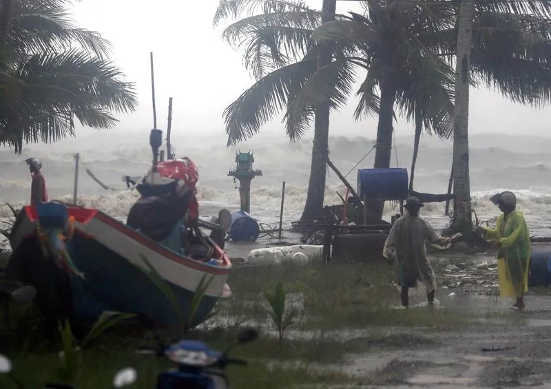 Fuerte tormenta azota el sur de Tailandia