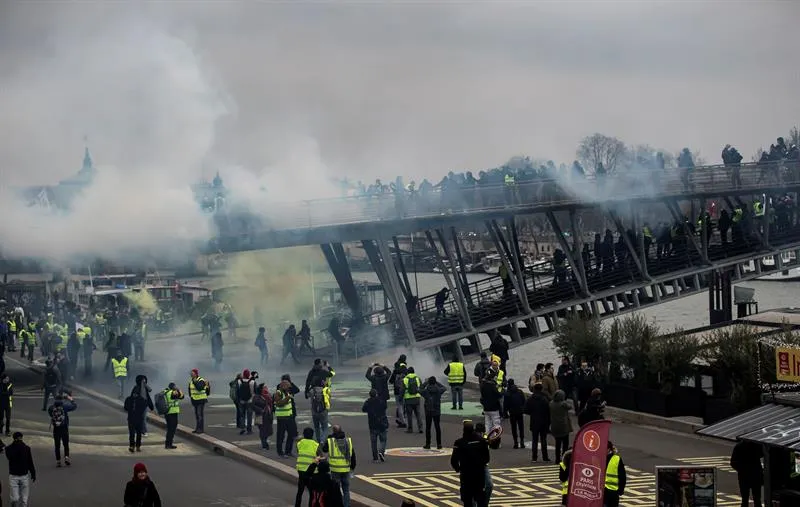 “Chaquetas amarillas” vuelven a protestar en las calles de Francia