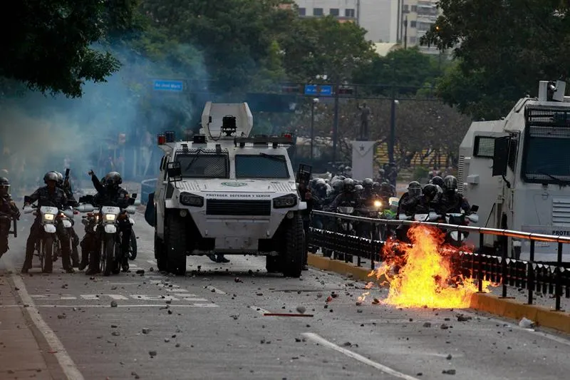Militares de Maduro reprimen la entrada de la ayuda humanitaria desde Colombia