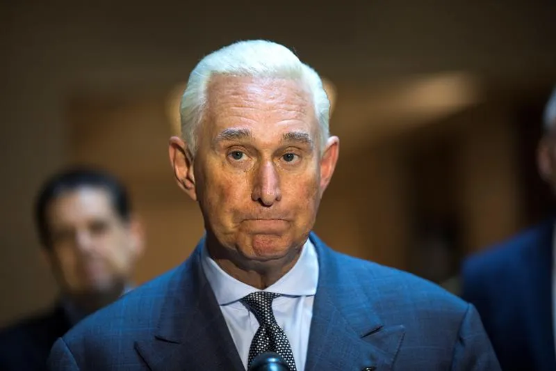 Roger Stone solicitó destitución de un juez: expertos dicen que puede ayudar para un indulto de Trump