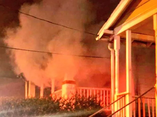 Rescataron a una mujer de un incendio en Congress Heights