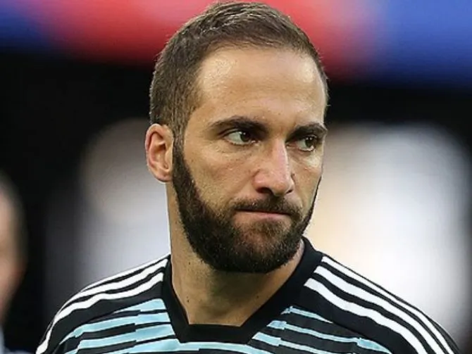 El argentino Gonzalo Higuaín a un paso de jugar en el fútbol inglés