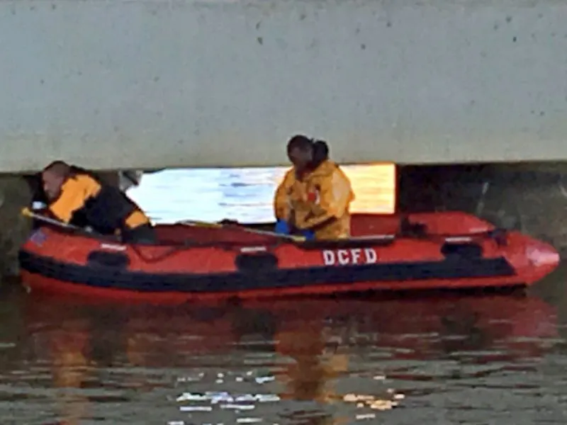 Autoridades intentan rescatar vehículo caído en el río al sureste de Washington