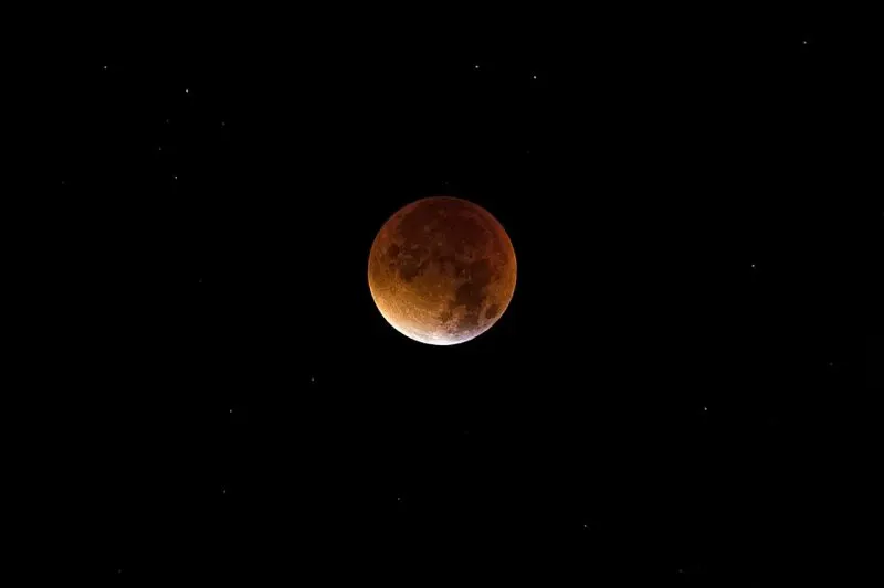 La Luna, la Tierra y el Sol se alinearán este fin de semana en un eclipse lunar