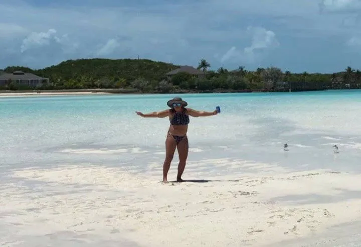 Doctora Polo sorprende en redes sociales con sus fotografías en bikini a sus 59 años
