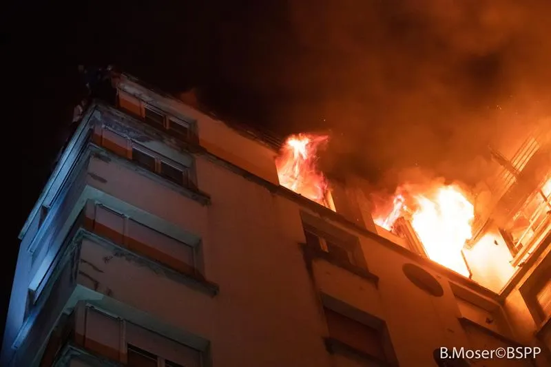 Incendio en París provocó la muerte de al menos unas 10 personas