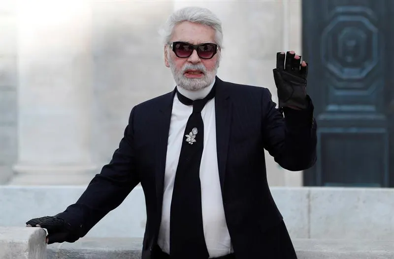 Chanel rinde un sentido homenaje a Lagerfeld en su desfile en París