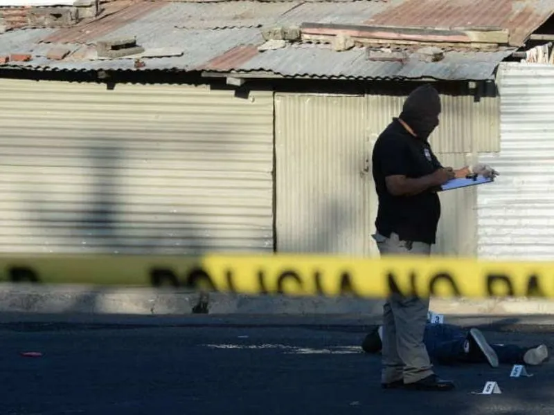 Desconocidos acribillan a balazos a dos hombres en El Salvador