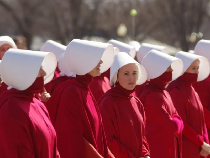 Al mejor estilo de serie "A Handmaid's Tale" un grupo de mujeres tomó las calles de D.C.