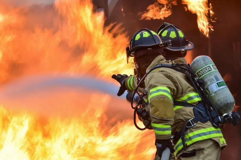 Evacuan a 10 familias en Hidalgo por incendio en fábrica