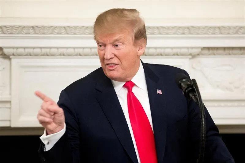 Trump dice a congresistas que puede "irse" o "quedarse" pero deben amar EE.UU.