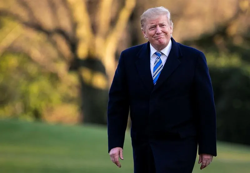 Trump insiste en que 4 congresistas latinas y negras deben "irse" de EE.UU.
