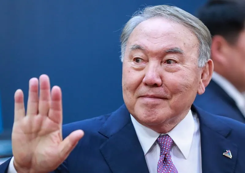 Tras casi 30 años en el poder renuncia el Presidente de Kazajistán
