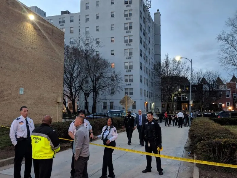 Un muerto y siete heridos tras noche violenta en DC