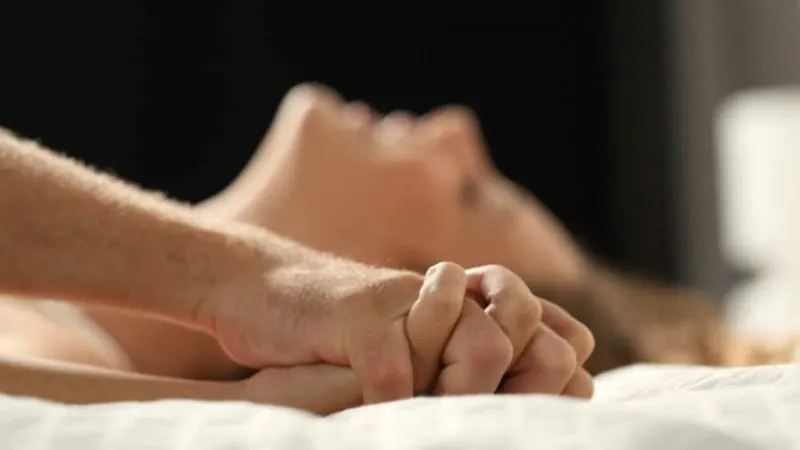 Mujer amarra desnudo a su esposo de un árbol tras descubrirlo en la cama con otra