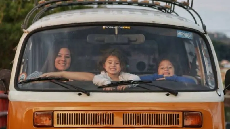 Familia de El Salvador recorre el país en un bus particular llamada Kike