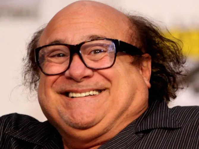 Danny DeVito sufre caída en la presentación de "Dumbo" en Ciudad de México