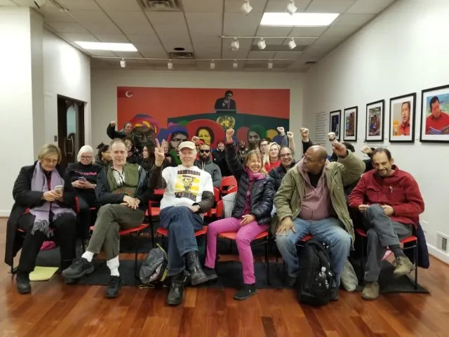 Comunistas estadounidenses siguen en embajada venezolana en Washington para evitar toma
