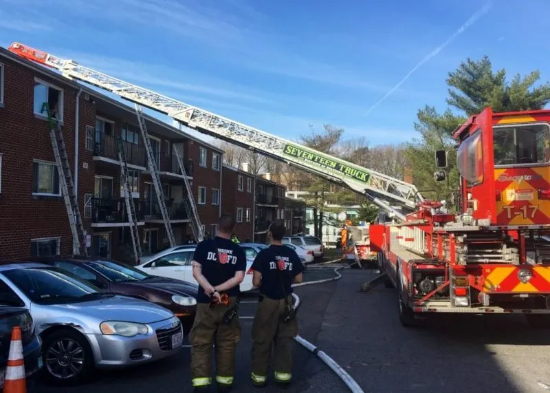 Hombre herido de gravedad en incendio de apartamento en sureste de Washington