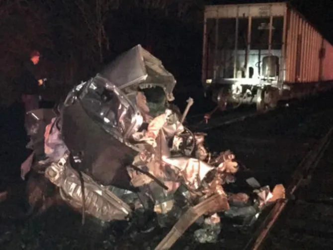 Automóvil es aplastado por dos trenes en Virginia