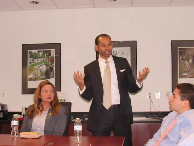 VA: Capacitan a negocios hispanos