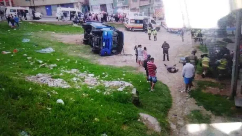 Reportan 1 muerto y 18 heridos en accidente de autobús en Bogotá