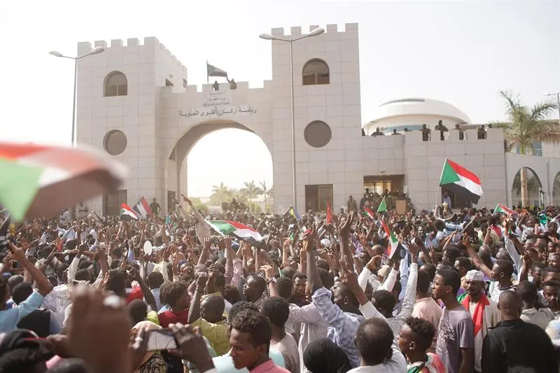 Ejército de Sudán depone a Al Bashir y asume el poder por dos años