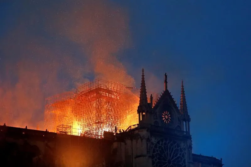 Obreros en Notre Dame violaron prohibición de fumar