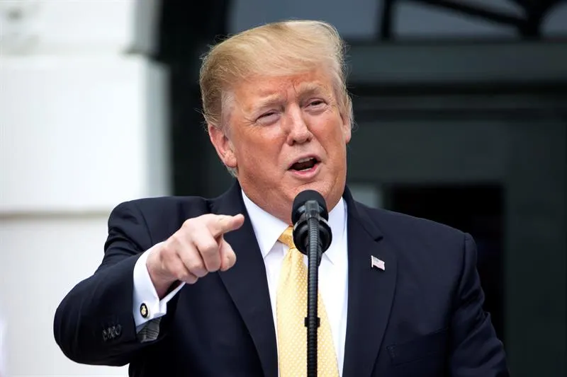 Trump dice que la Fed lo decepcionó al no apostar por más reducciones de tipos de interés