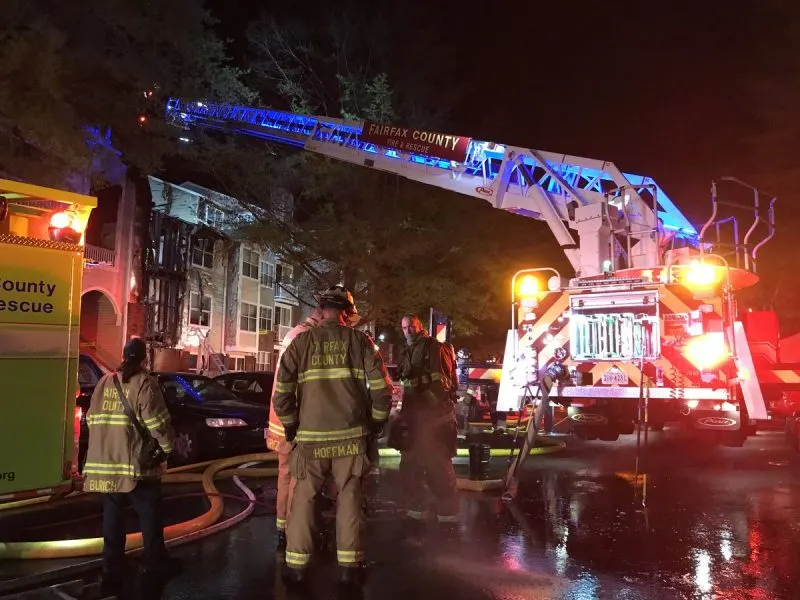 Un muerto y 30 desplazados tras un incendio en Virginia