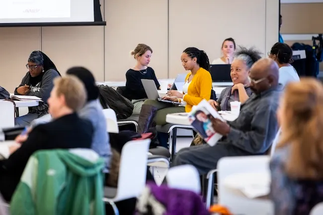 DMV: Latinos mayores de 50 entre los más vulnerables