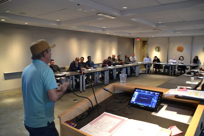 Arlington impulsa capacitación para constructores latinos
