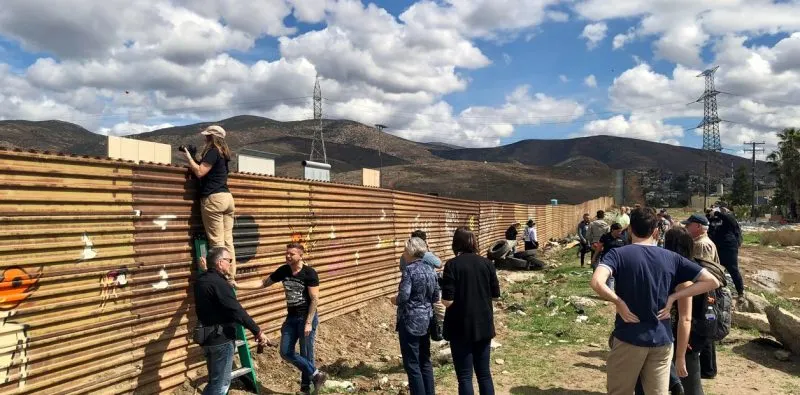 Juez da 6 meses para identificación de menores separados en frontera de EE.UU.