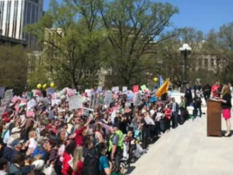 Miles de personas se reunieron en el Capitolio para mostrar su rechazo a leyes de aborto más flexibles