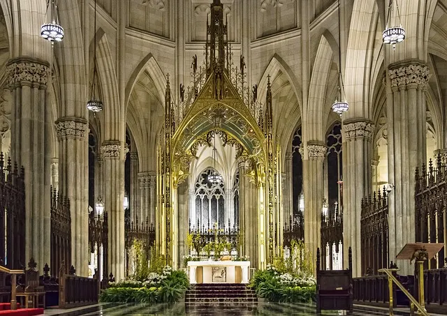 Detienen a un hombre con gasolina y encendedores en la catedral de Nueva York