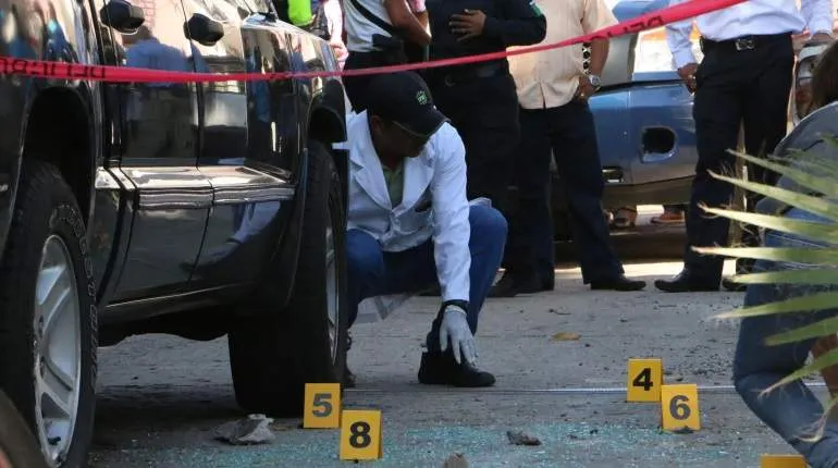 Hombre se suicida tras atrincherarse en una residencia en Virginia
