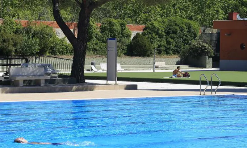 Hallan muerto a un hombre en la piscina de una residencia en Virginia