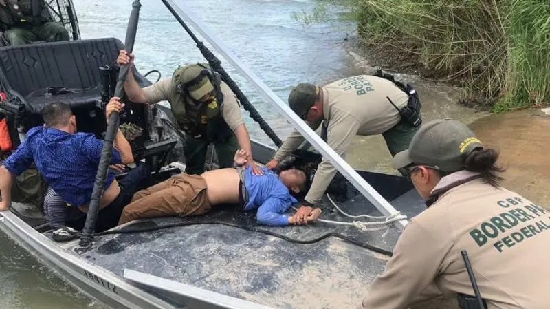 Patrulla Fronteriza rescata a un adolescente hondureño que se ahogaba en el río Bravo