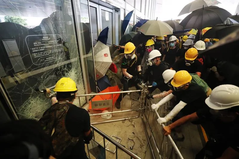 Manifestantes de Hong Kong ocupan el parlamento en el aniversario del regreso a China [ FOTOS]