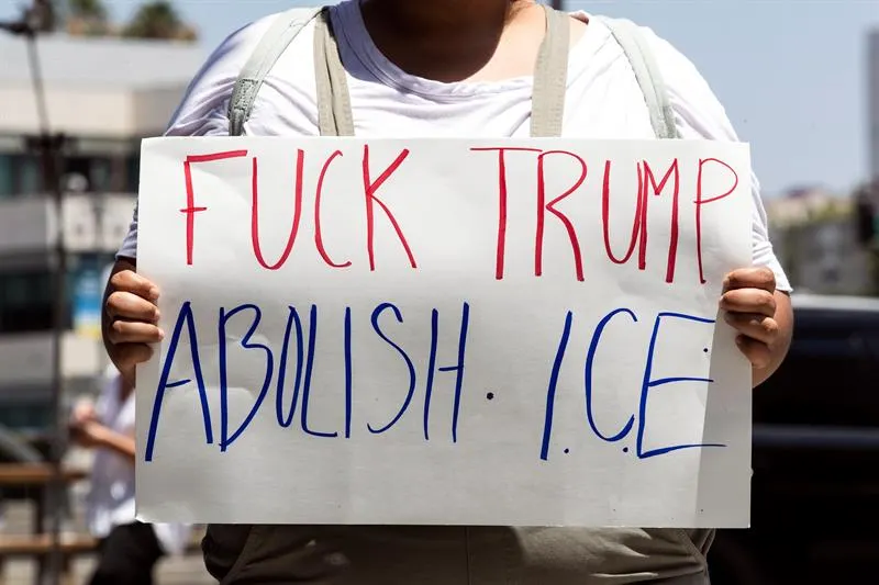 Arrestan a 10 personas que manifestaban frente a sede de ICE en DC por detención de inmigrantes