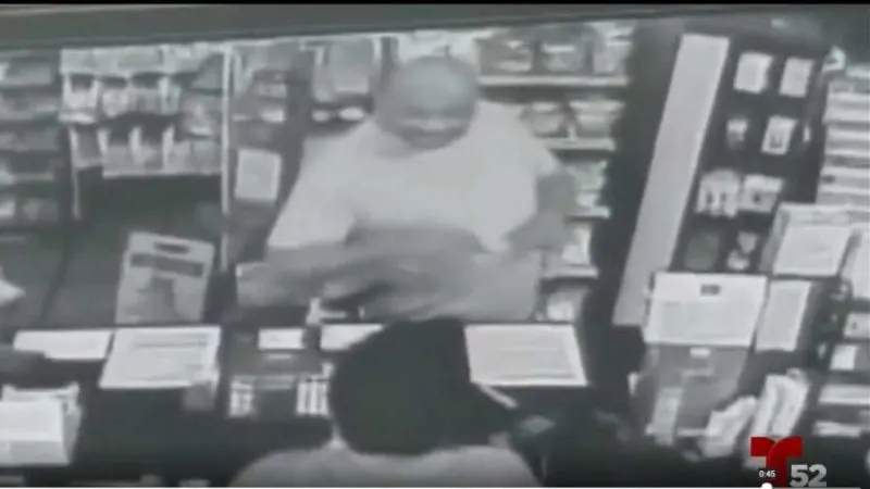 Captan a estafador que cambia billetes de $ 10 por uno de $ 100 en California