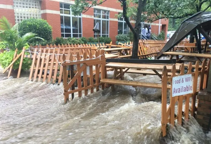 Residentes comienzan limpieza de vías tras inundaciones en la región de Washington