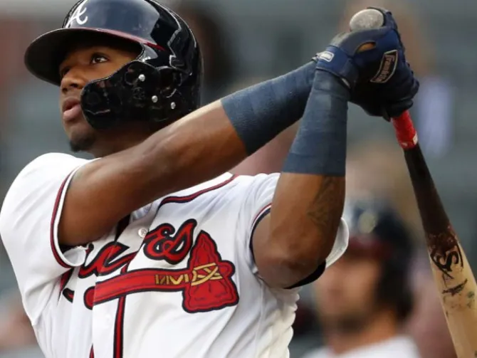 Ronald Acuña Jr. se ha vuelto viral por la intensidad con que juega en la MLB