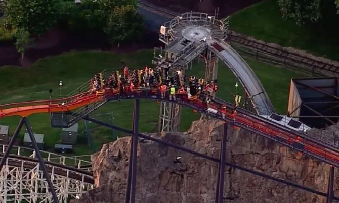 Más de 20 personas quedan atascadas en atracción de Six Flags en Maryland