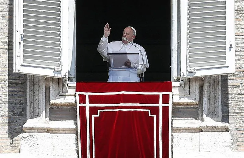Bomberos del Vaticano rescatan de un ascensor al Papa Francisco