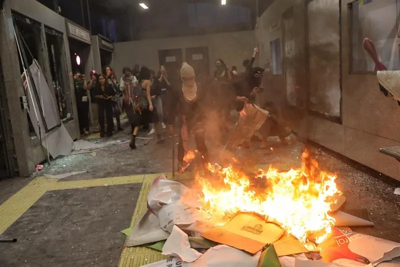 Protesta de mujeres en México contra violaciones termina en destrozos