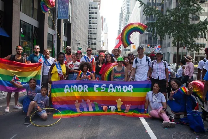 Desfile dominicano en NY honra a líderes LGBTQ+