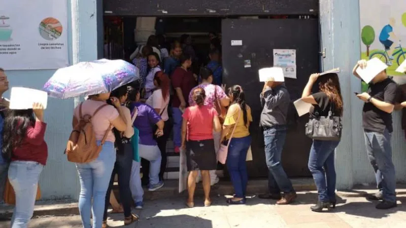 Médicos y enfermeras hacen extensa fila para entregar su currículum en el Ministerio de Salud
